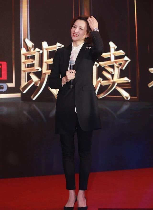 董卿气质不俗，只不过瘦出尖下巴了!网友:瘦了显老，胖点好看些