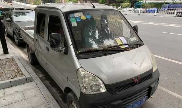  [路边停车位]“僵尸车”别再“僵尸”！注意查收停车收费“温馨提示”