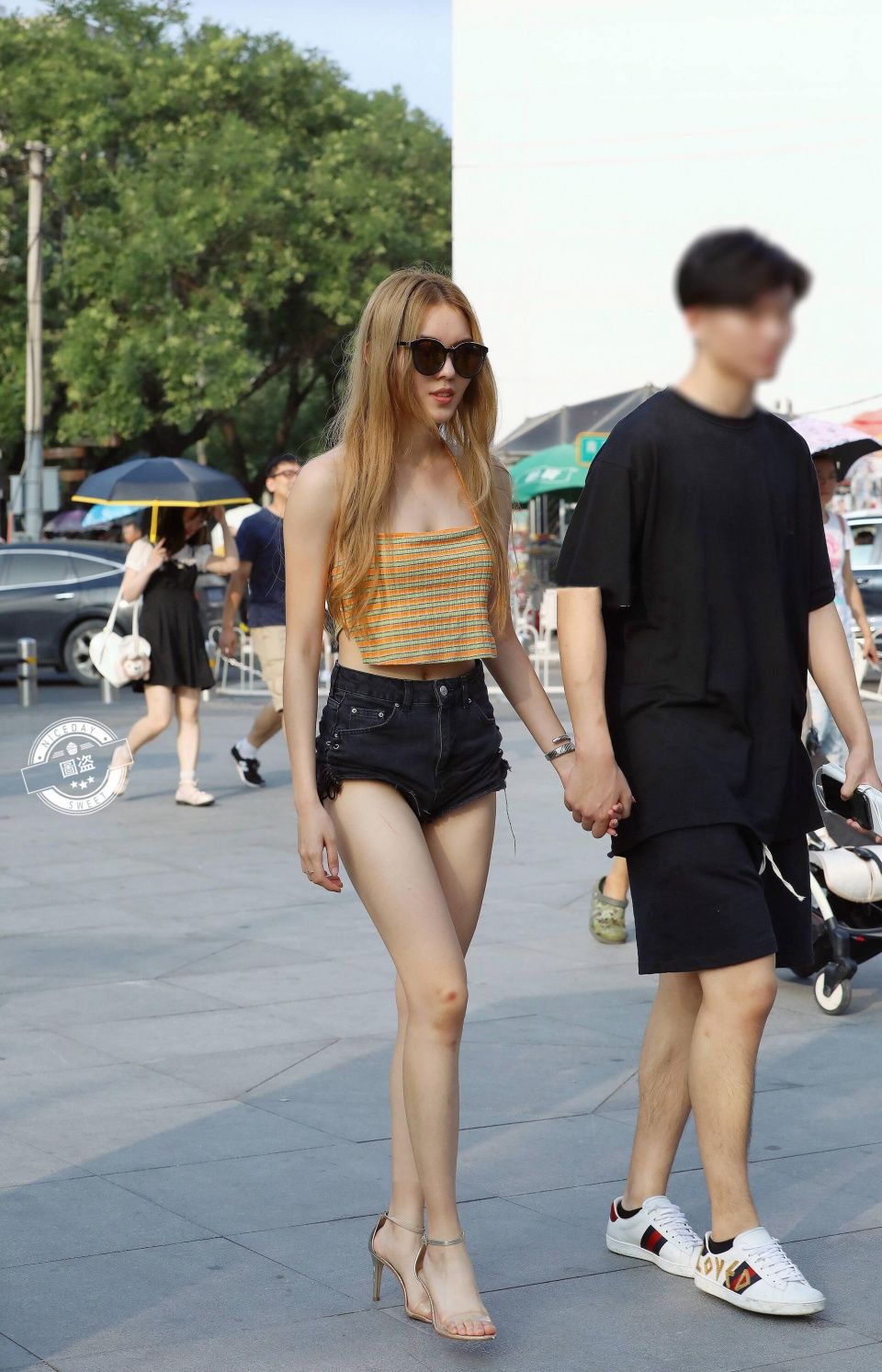 小姐姐真是性感好身材，小蛮腰细长腿，性感小短裤配吊带背心