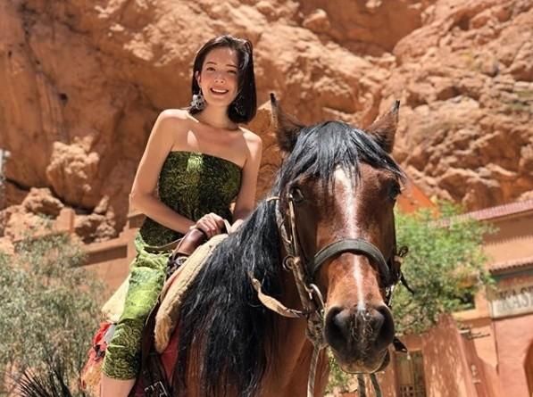 许玮宁海外旅游秀美背!却被她的一百种唇色抢了镜?都是九年义务教