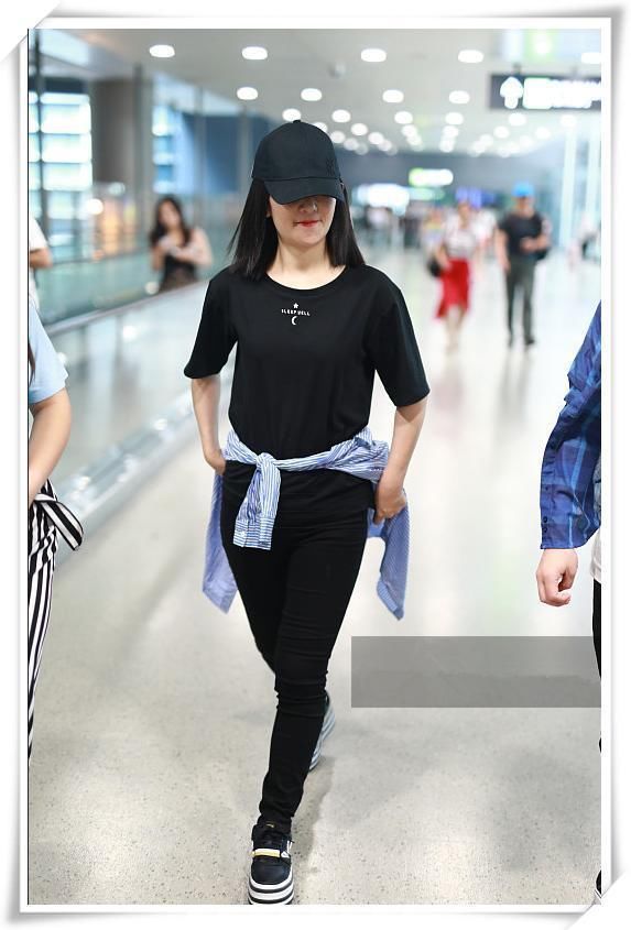 谢娜机场衬衫绑腰间撞上蔡依林，网友:村花和校花的区别一目了然