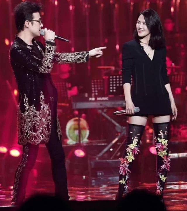 谭维维真会玩，黑丝袜上“贴满”了鲜花，网友:大开眼界