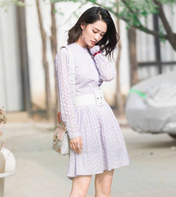 李沁太会玩了，竟用高跟鞋把脚“五花大绑”，却十分干练好看!