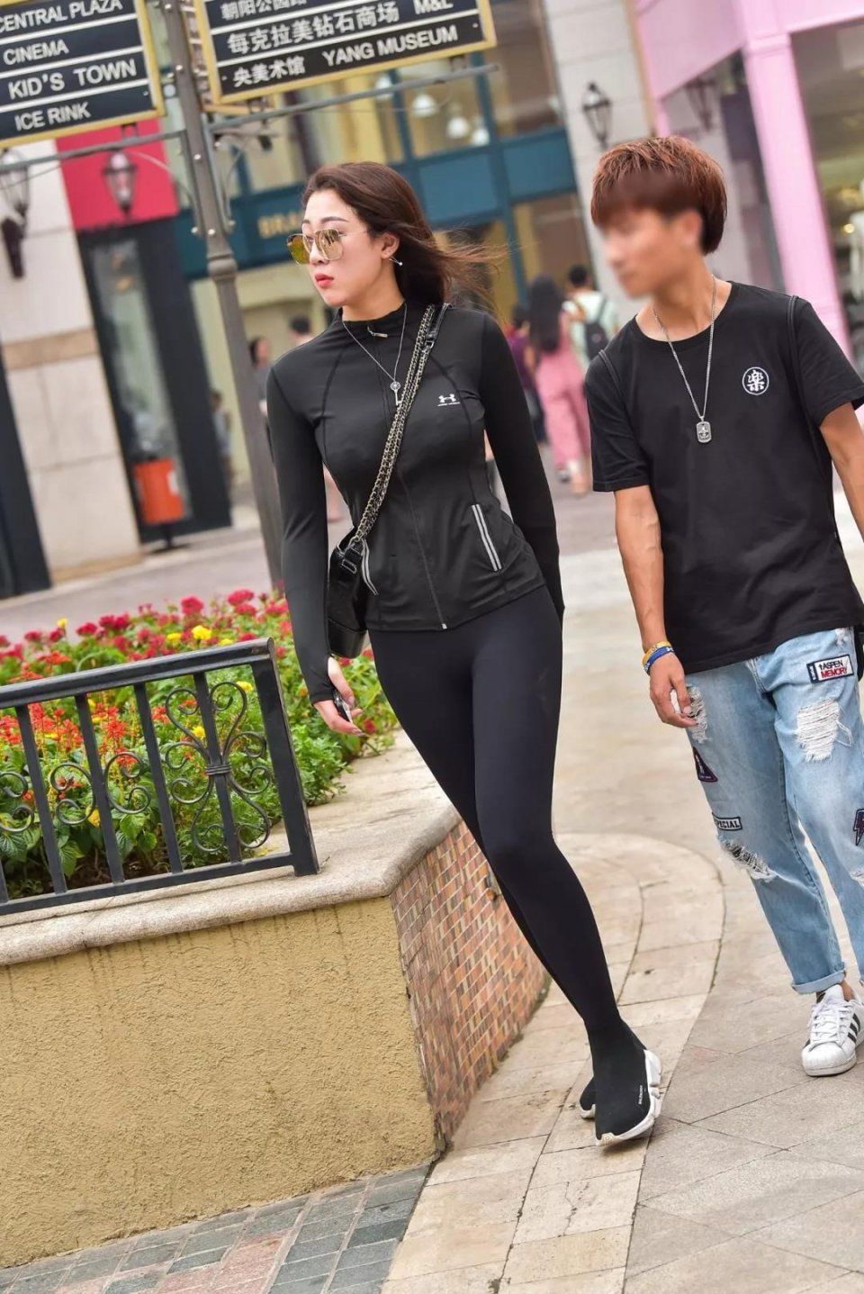 街拍：穿黑色瑜伽裤，身材丰满的翘臀冷艳气质美女