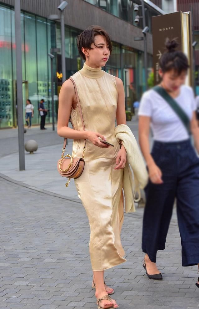 短发美女真空出街，穿一件贴身的金黄色连衣裙，网友：只看两点！