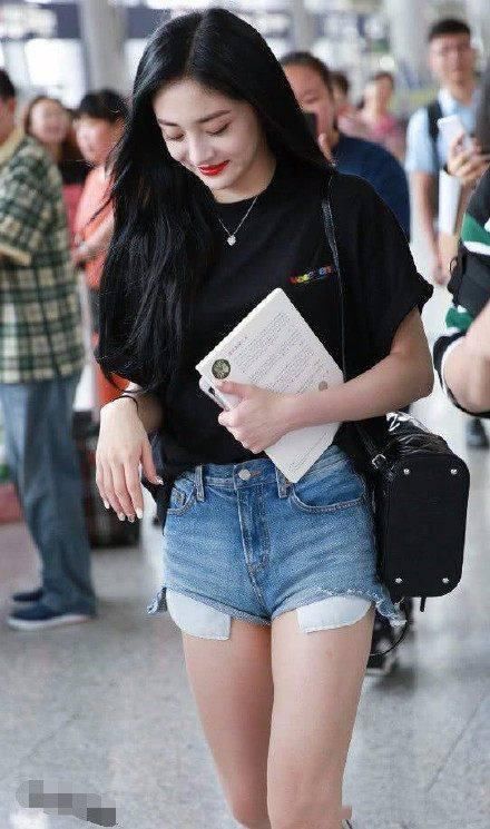 166周洁琼和164孟美岐秀美腿,网友:腿长人美!