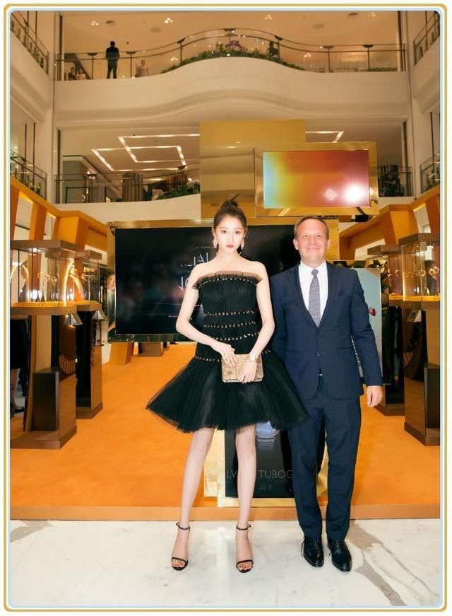 本以为穿黑天鹅裙的唐嫣长腿逆天，但看到关晓彤这效果，我沉默了