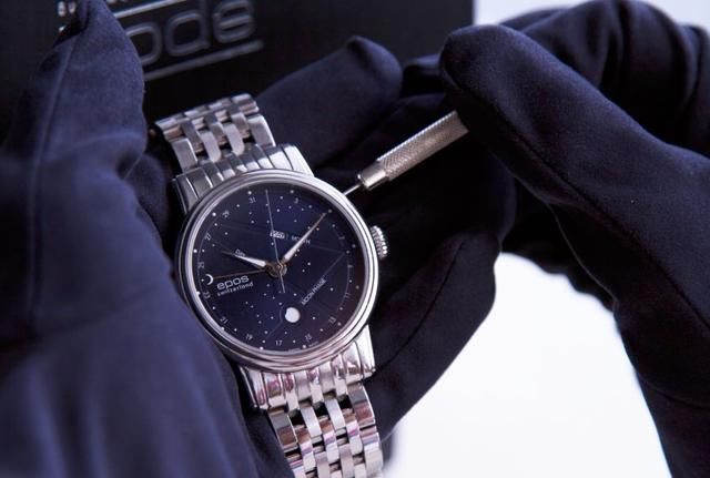 谁说蓝色没激情？这款表戴着就热血沸腾！