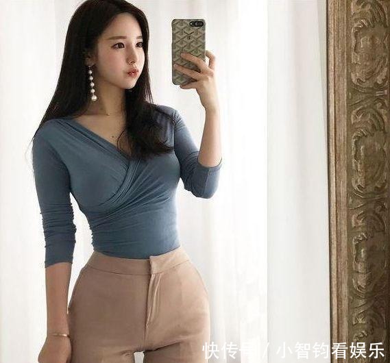  凸显：街拍：休闲上衣搭配打底裤，简约大方，凸显迷人的身姿
