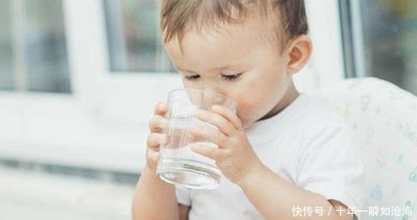 用奶瓶@宝宝啥时候该戒奶瓶?如何戒?戒晚有啥危害?一次性全讲透