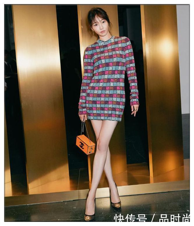 看了毛晓彤格纹裙，再看白百何，网友：甜美与妩媚的差距一目了然
