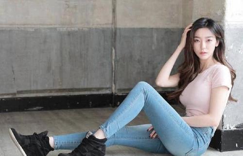 牛仔裤美女穿搭充满时尚魅力，修长的双腿让人心动不已！