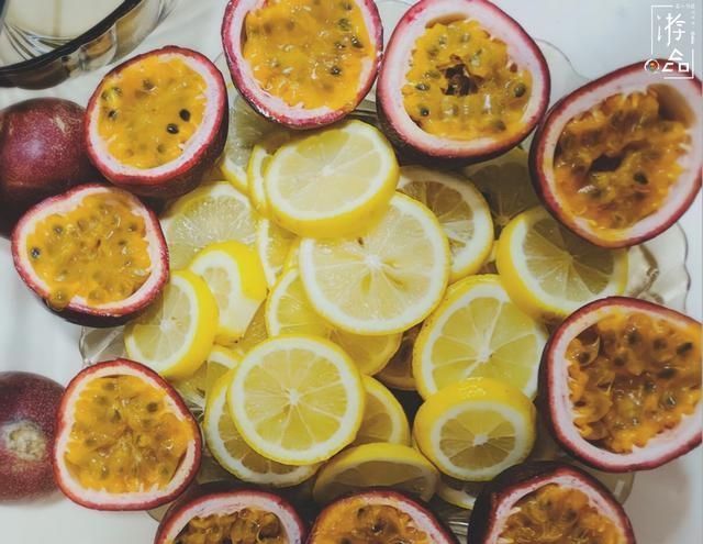  「西番莲」柠檬蜂蜜百香果特饮：果皮用盐搓，须去籽，发酵3天
