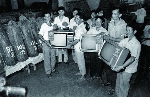  摄影师|50年，30余万张照片，这位广州摄影师用影像讲述社会发展