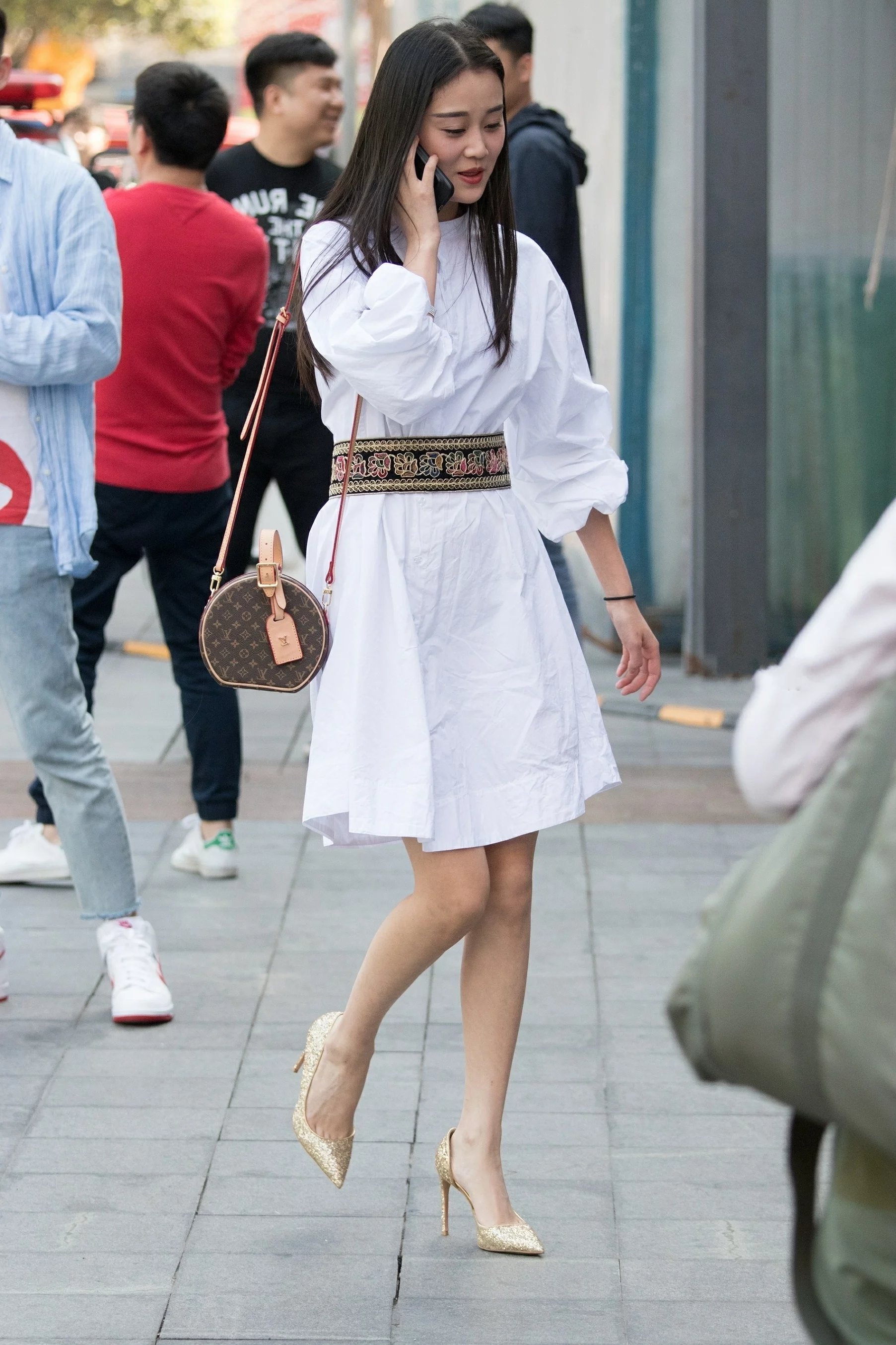 气质小姐姐身穿白色连衣裙仙气十足，打电话都能让路边小哥看呆了