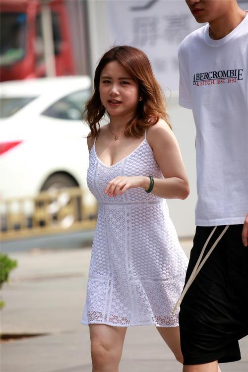 街拍：迷人的深V吊带小姐姐