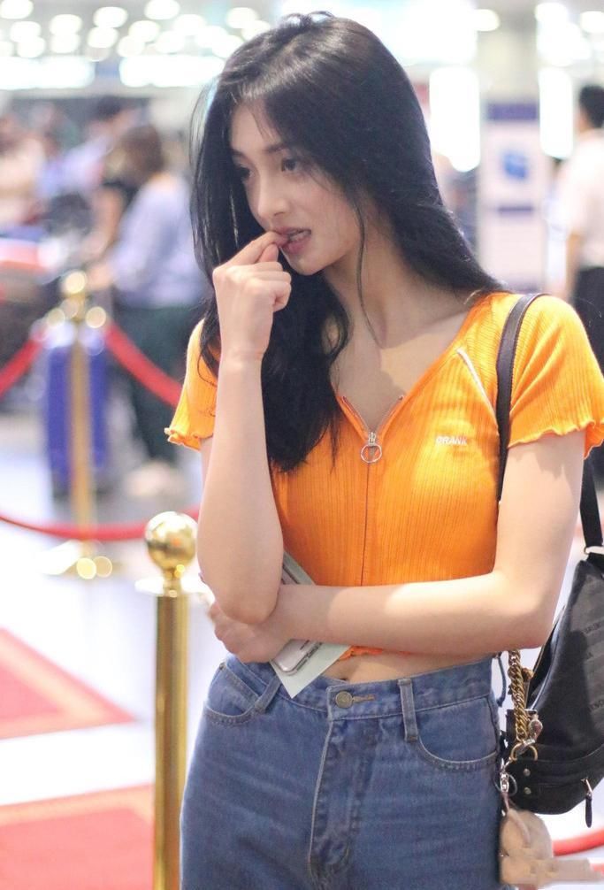 终于知道周洁琼的腰围有多细，收腰裤老往下滑，我饿两月都穿不下