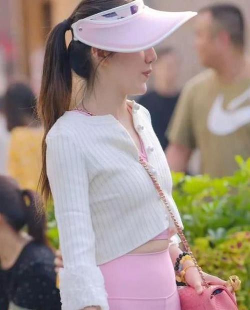  『短袖』街拍：身材高挑的美女，一件白色短袖配黑色短裤，时尚魅力气质