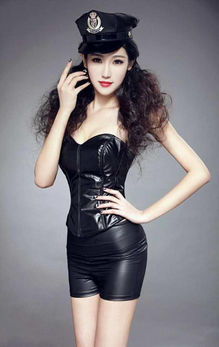 紧身裤彰显青春靓丽，妹子高兴地合不拢嘴，简单穿省心美