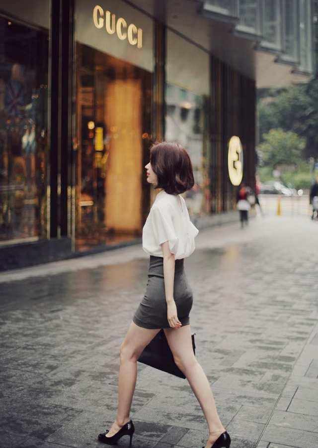 路人街拍：穿上包臀裙性感又温柔，穿出女人自信！