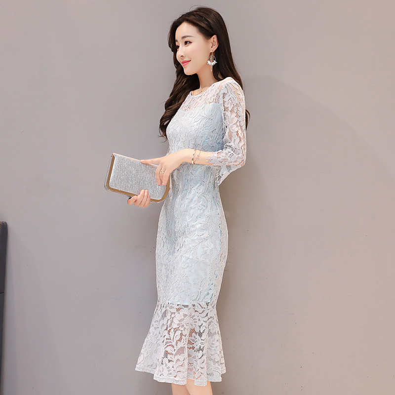 时尚蕾丝裙+丝袜，洋气减龄有韵味，惊艳全场，美爆了