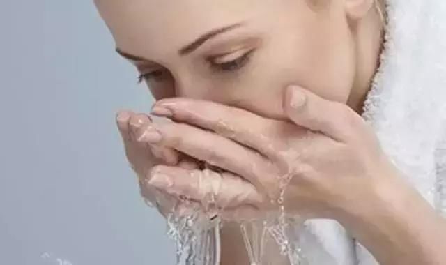 洗澡的时间不对，身体吸入“湿毒”爬满痘痘，皮肤不好跟洗澡有关