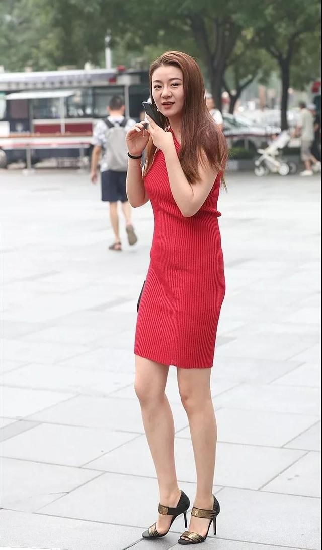 东莞街拍 别具时尚感红色紧身连衣裙，美得让人忍不住多看几眼了