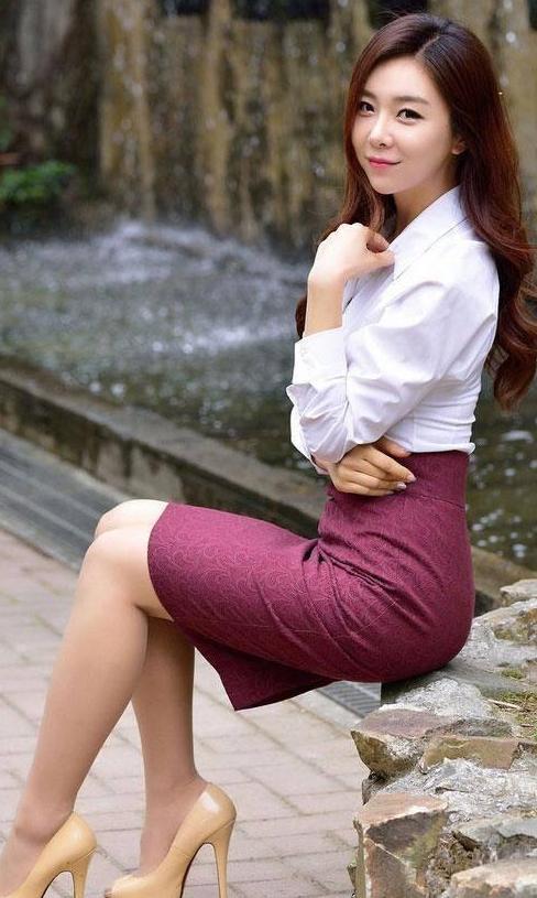 女人穿上紧身裤和包臀裙，有一种若隐若现的时尚之美