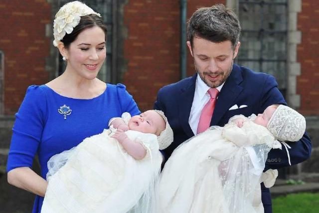 各国王妃抱娃接受洗礼，凯特王妃优雅迷人，索菲亚王妃气质撩人！