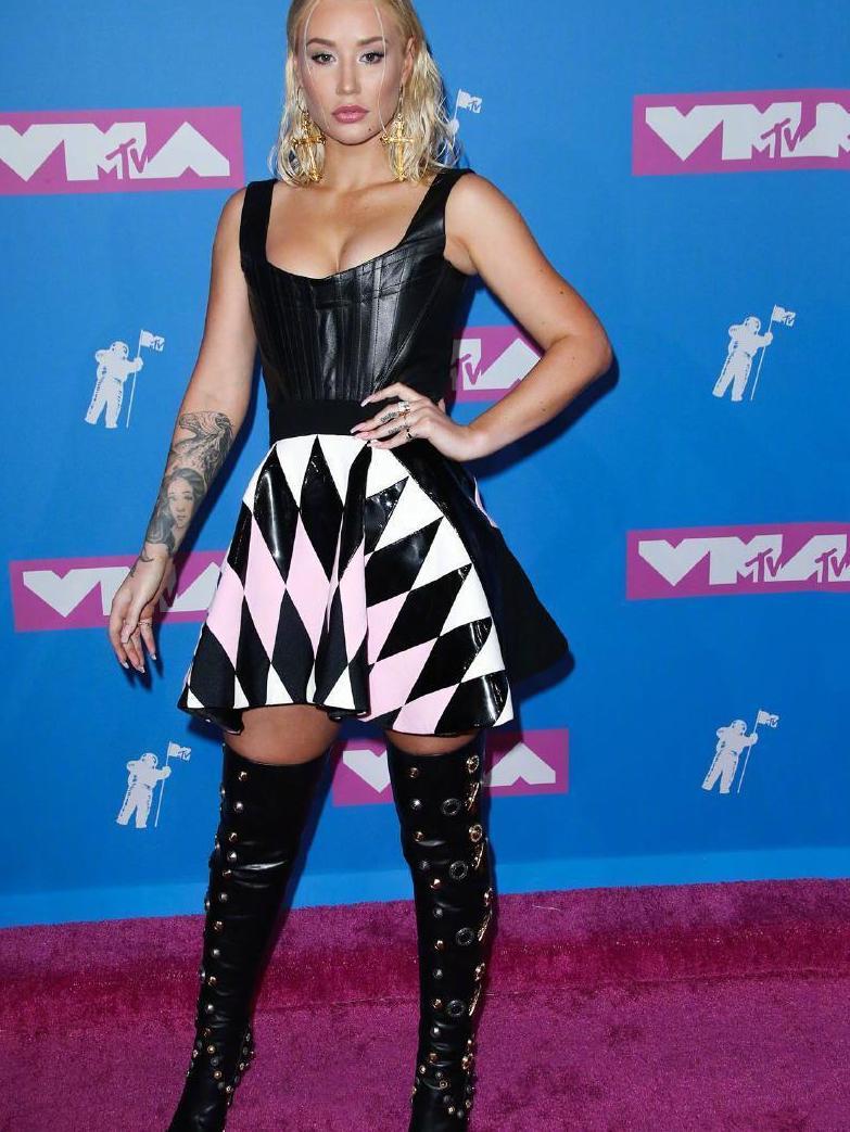 VMA颁奖礼好玩了, 明星造型一言难尽, 只有超模KK在认真穿?