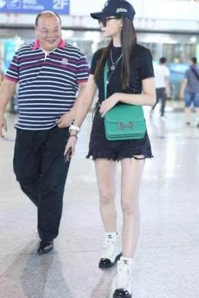 沈梦辰现身机场，穿超短裤大秀美腿，身旁大叔的眼神亮了！