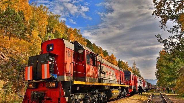  【贝加尔湖】这条铁路堪称：用火药炸出来，一天只修50米，不是