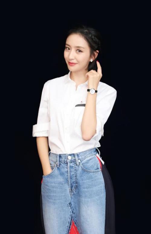 佟丽娅在裙子前面缝七分裤,看起来落落大方,简单又显气质!