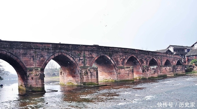 一座2000多年的村西古镇，里面古榕树树冠20余米宽，美食也不少！