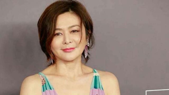 关之琳，这个大妈的年纪确实很适合穿碎花的裙子