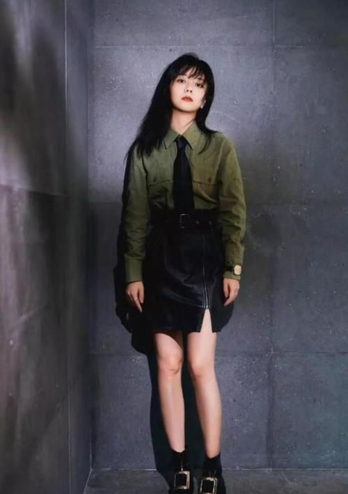  搭配裙子■小个子放弃马丁靴吧，现在流行这3款显高的“靴子”，保暖还时髦