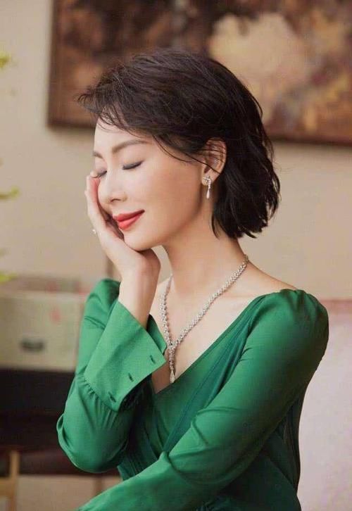  『女人』50岁女人别被这3款“阿姨短发”迷惑，俗气又显老，剪错变大妈