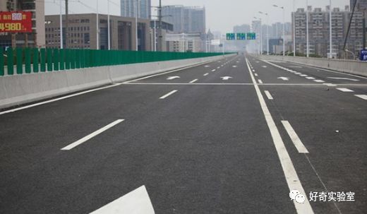 为什么别人的车道永远都比你快？高速上应该选哪条道？
