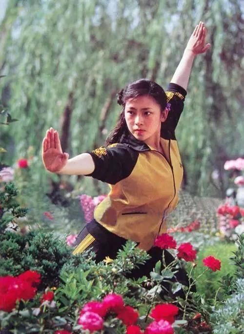  李连杰：遭李连杰背叛，带着两女儿蜗居地下室，黄秋燕的深情与哀愁