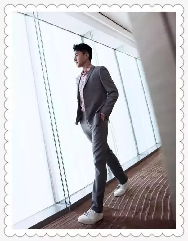 刘恺威深夜独现机场，43岁帅成23岁，网友：杨幂怎么放心的？