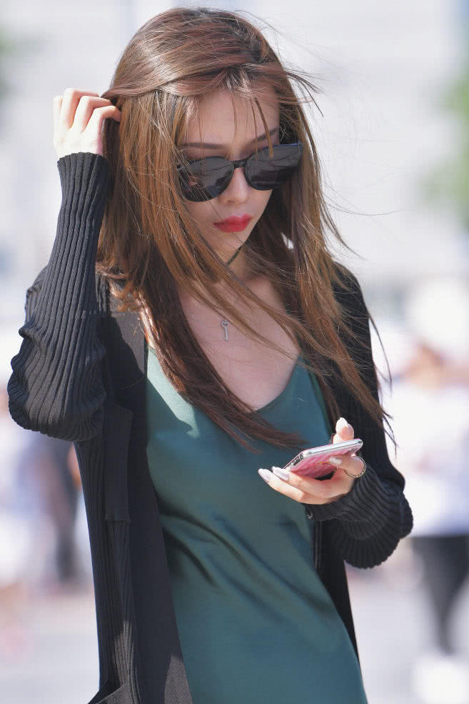 气质小姐姐吊带连衣裙穿出曼妙好身材，轻抚头发的动作明星范儿十