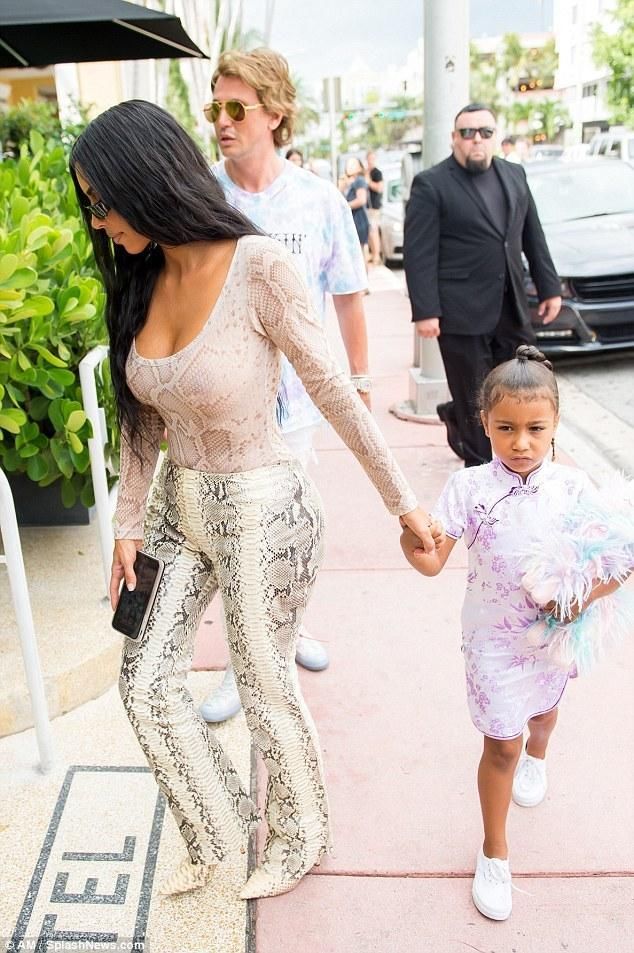 金卡戴珊穿蛇皮装显腿长，女儿旗袍装，网友:卡戴珊穿旗袍能撑破