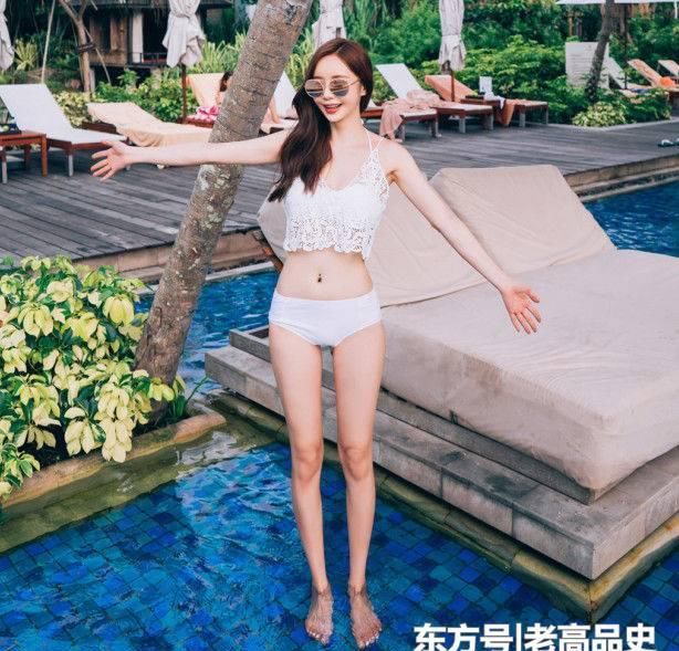  显得|比基尼泳衣美女，优雅穿搭，显得更加年轻靓丽！