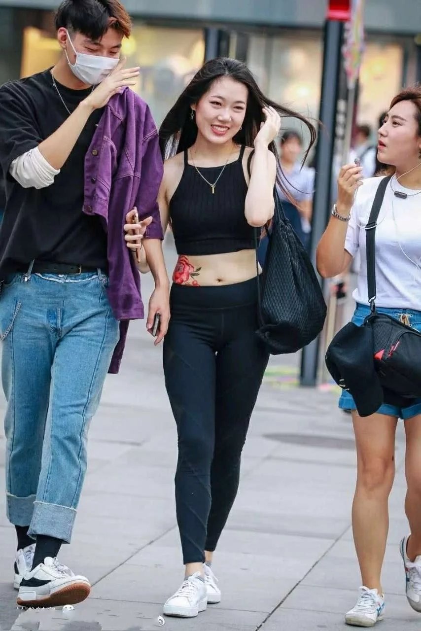 最萌身高差的情侣，小姐姐这身材很完美纹身非常靓眼