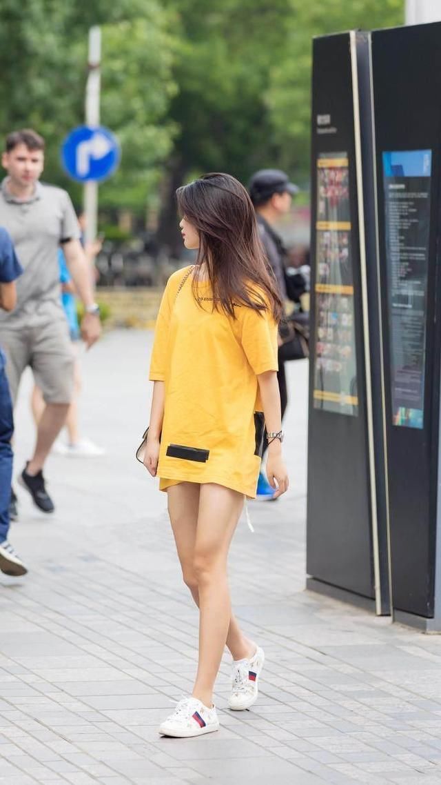 街拍 这样的小姐姐身段柔美颜值高 娇俏韵味刚刚好 图二是亮点