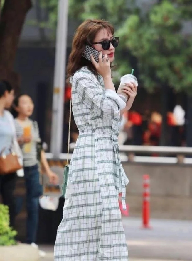  时尚：街拍：小姐姐一身潮流时尚的穿搭，女神范十足