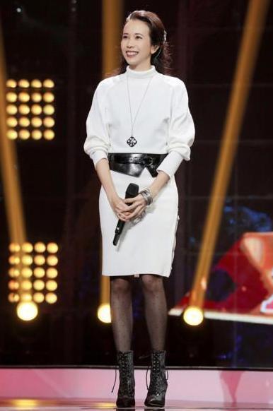 莫文蔚胆大 只穿一件白衬衫就出门 网友: 这姿势真“骚气”