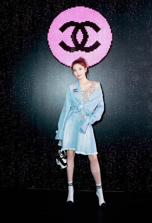 江疏影又惊艳了!穿连衣开叉裙显高贵,就连女人味都显现了出来!