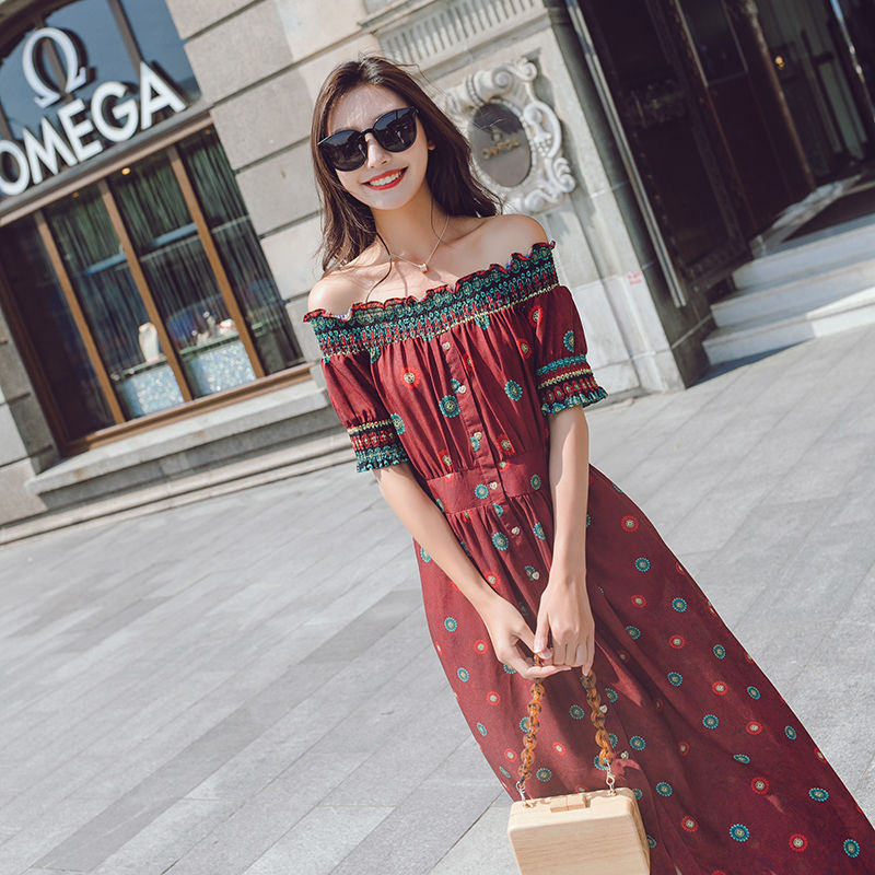 90、00后小姑娘真敢穿，逛街穿件一字肩连衣裙，满满的回头率