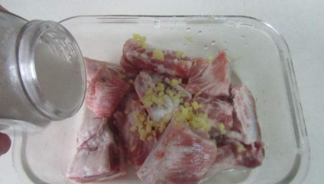 「去腥」做排骨时放入一样东西,让肉更容易烂,并且口感好,而且能去腥